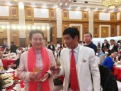 冯正经向习红丽敬酒