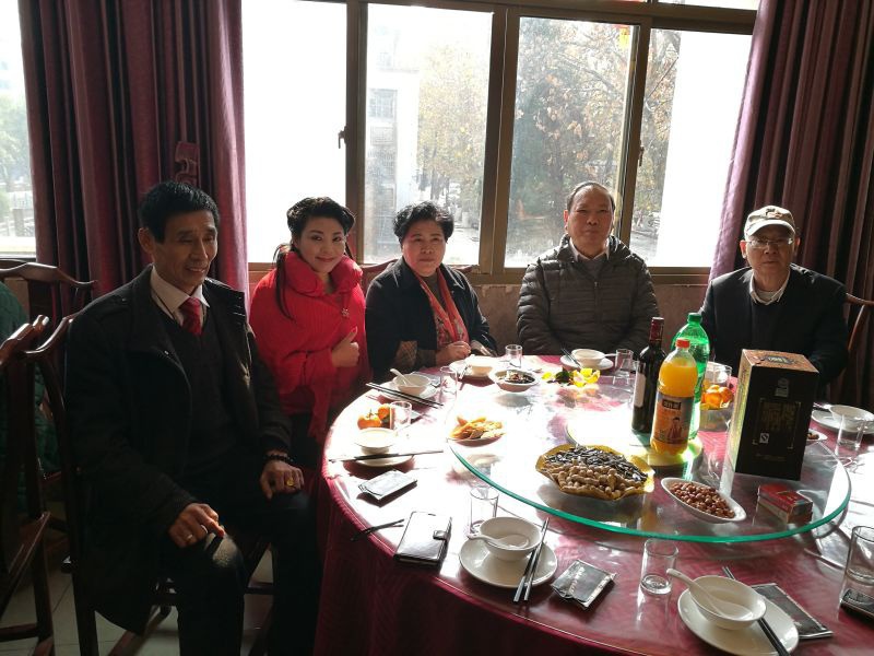 1481525133952246.jpg 南昌市罗慧芬市长、孔烔人大主任、张灵红歌手与冯正经合影.jpg