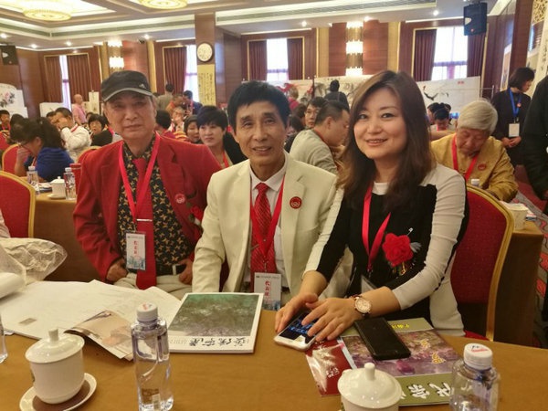 人民日报两会急着魏亚楠与冯正经合影.jpg