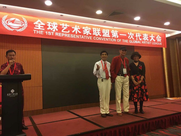 袁艳主编与罗兰大师冯正经合影.jpg