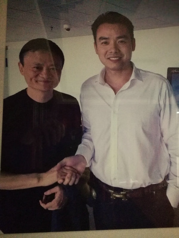 马云与董莫言与发明人董震雷董事长合影.jpg