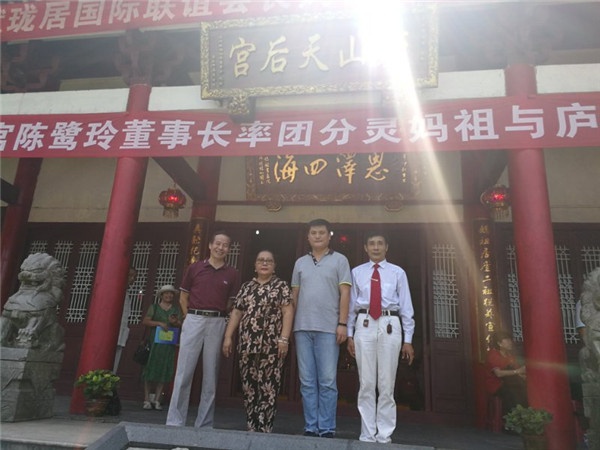 1534127473584774.jpg 妈祖特使吴柏蓉同市政府郑自强秘书长及市旅游集团刘伟合影.jpg