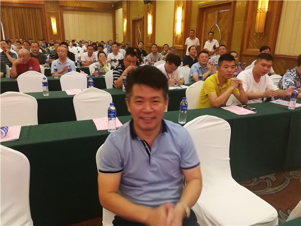 1535591252618899.jpg 第七马庆友江苏商会会长认真参加会议.jpg
