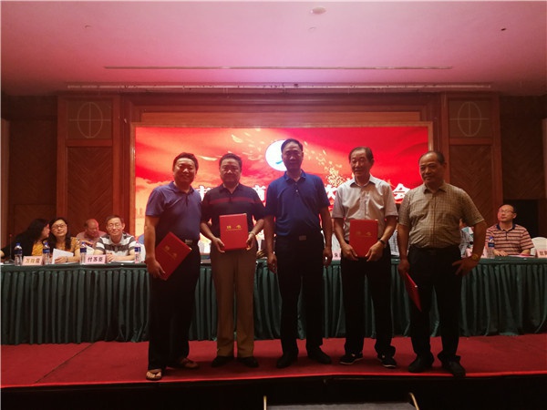 1535591341885555.jpg 第三新上任的会长陈小平授牌.jpg