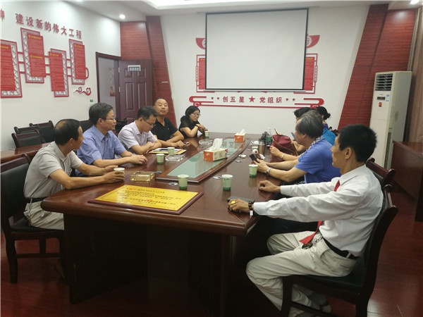 1536217989148165.jpg 4梅楚安主席把剪纸第一镇授牌给予定位.jpg
