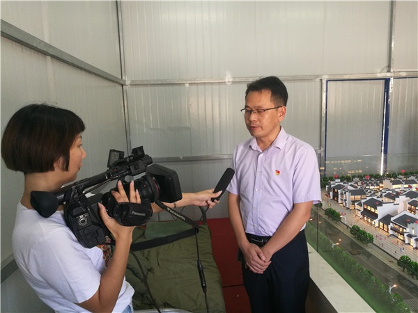 1536218076702774.jpg 7九江电视台采访李镇长.jpg