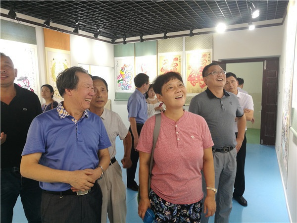 1536218098522030.jpg 8瑞昌市有关领导陪同吴市长梅主席等参观剪纸馆.jpg